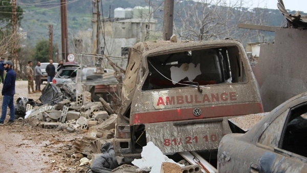 इजराइल हमले के बाद क्षतिग्रस्त एंबुलेंस