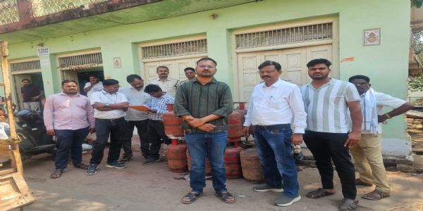 अवैध सिलेंडर पर प्रशासन की कार्रवाई, 23 खाली सिलेंडर जब्त