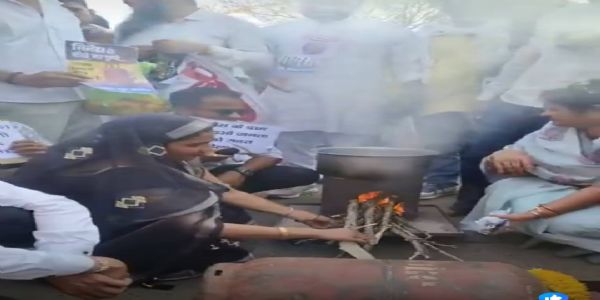 अशोकनगर में ट्रम्प के पोस्टर के साथ चूल्हे पर चाय और सिलेंडर की अर्थी