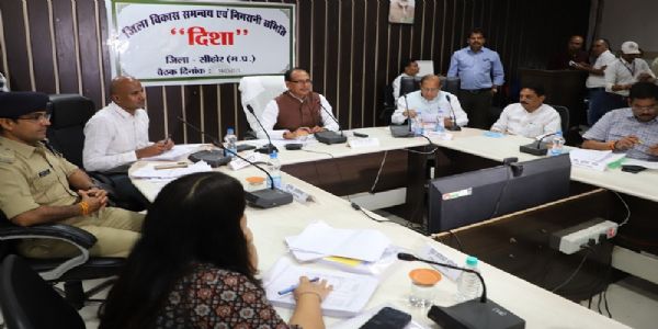 जनप्रतिनिधि और अधिकारी समन्वय से काम करें : शिवराज सिंह