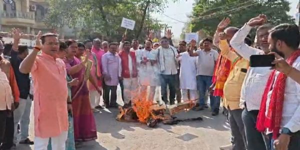 राष्ट्रपति के कथित अपमान पर जनजाति मोर्चा ने फूंका ममता बनर्जी का पुतला