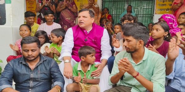 केंद्र सरकार की नीतियों के कारण गंभीर संकट का सामना कर रहा देश : संजय सिंह