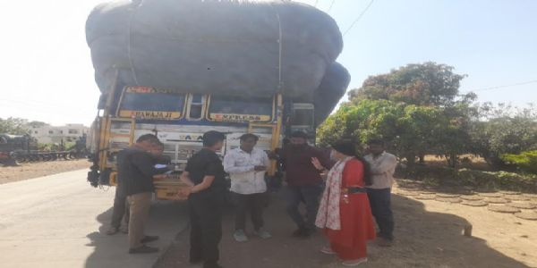 चारा और भूसे के अवैध परिवहन पर प्रशासन की कार्रवाई, चार ट्रक जब्त