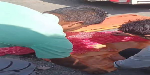 राजगढ़ःबाइक से गिरी महिला की ट्रक की चपेट में आने से मौत, गोद में बैठी मासूम बच्ची सुरक्षित