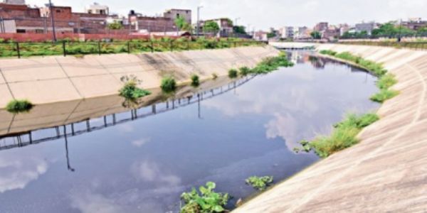 द्रव्यवती नदी में अशोधित सीवर रोकने के कार्य का प्रमुख शासन सचिव ने किया निरीक्षण