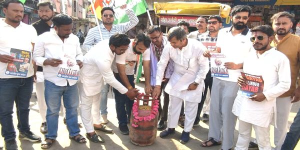 अनूपपुर:रसोई गैस की कमी को लेकर युवा कांग्रेस का प्रदर्शन, कंधे पर खाली सिलेंडर रखकर किया विरोध