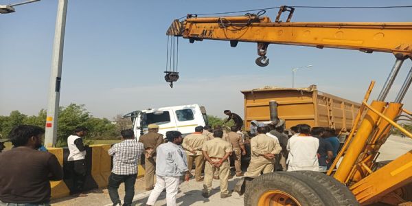 फ्लाईओवर पर दर्दनाक हादसा: ट्रेलर की टक्कर से मां-बेटी की मौत, बाइक चालक गंभीर