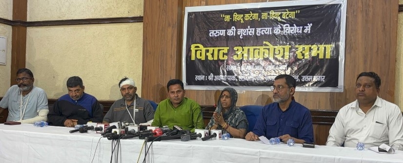 मृतक तरुण की मां लक्ष्मी देवी, पिता मेमराज और अन्य परिजन प्रेस वार्ता में दोषियों की गिरफ्तारी और सख्त कार्रवाई की मांग करते हुए