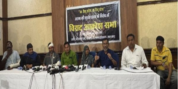 मृतक तरुण की मां लक्ष्मी देवी, पिता मेमराज और अन्य परिजन प्रेस वार्ता में दोषियों की गिरफ्तारी और सख्त कार्रवाई की मांग करते हुए
