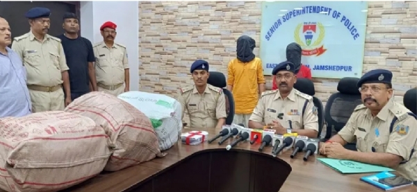 गिरफ्तार आरोपी की जानकारी देते डीएसपी भोला प्रसाद