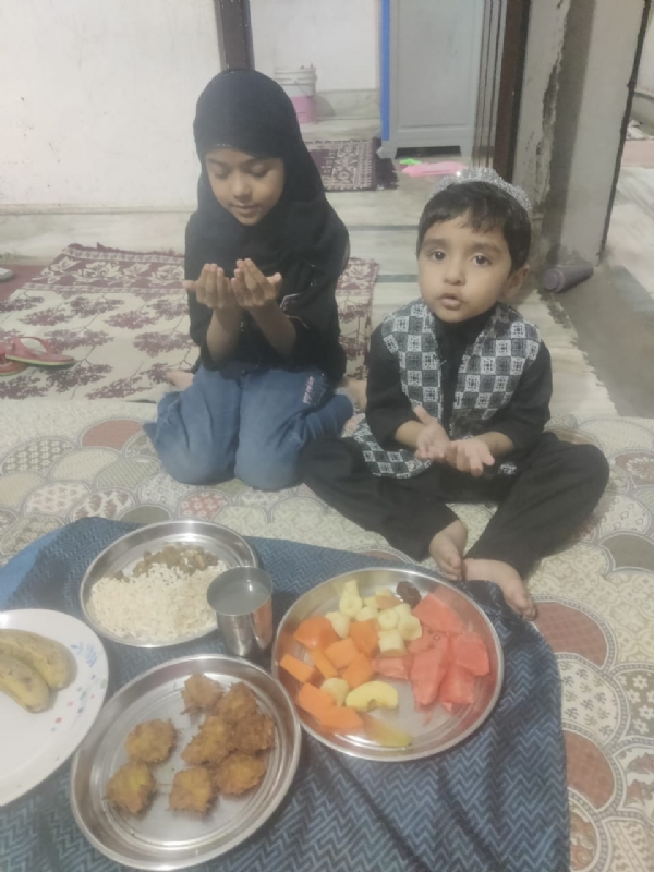 अररिया फोटो:दुआ करते रोजेदार बच्चे अररिया फोटो:दुआ करते रोजेदार बच्चे