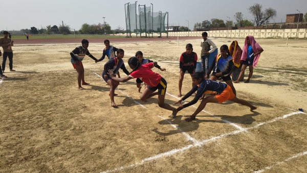 इंदिरा गांधी स्टेडियम में खेल में भाग लेते हुए खिलाड़ी