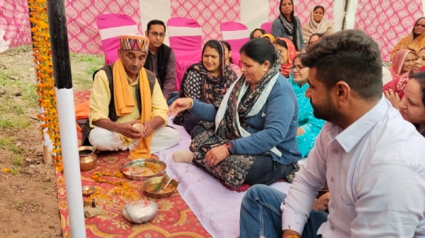 भूमिपूजन करते हुए विधायक कमलेश ठाकुर।