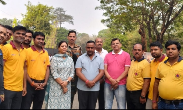 राष्ट्रपति पदक पाने वाले रेल सिविल डिफेंस इंस्पेक्टर संतोष कुमार और मानगो की मेयर सुधा गुप्ता अपने पति पूर्व मंत्री बन्ना गुप्ता के साथ