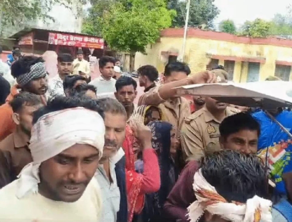 अस्पताल में मौजूद भीड़