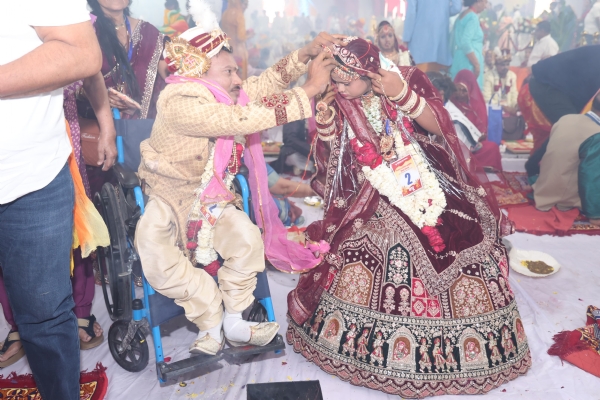 नारायण सेवा संस्थान में  45वां सामूहिक विवाह: वैदिक मंत्रों के बीच 51 जोड़ों ने थामा एक-दूजे का हाथ