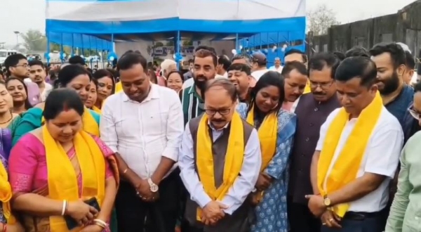 शिलान्यास कार्यक्रम में शामिल जनप्रतिनिधि