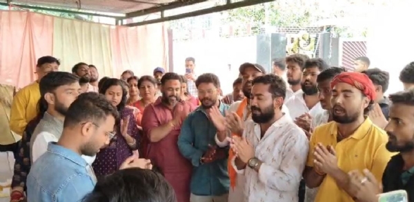 जानकारी देते आयोजक