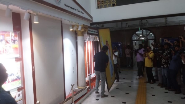 आदर्श आचार संहिता लागू होने के बाद, मुख्यमंत्री एम.के. स्टालिन और पूर्व मुख्यमंत्री करुणानिधि की तस्वीरें चेन्नई सचिवालय से हटा दी गईं।