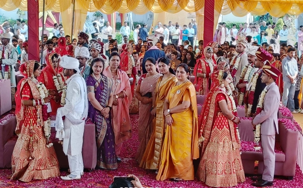 गुरुग्राम में सामूहिक विवाह समारोह में एक-दूसरे को जयमाला डालते दुल्हे व दुल्हनें। गुरुग्राम में सामूहिक विवाह समारोह में एक-दूसरे को जयमाला डालते दुल्हे व दुल्हनें।