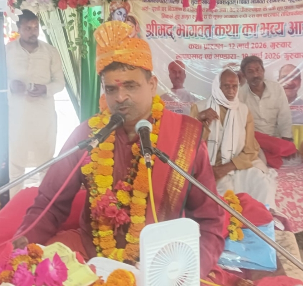 भागवत कथा का रसपान कराते पंडीत सूर्य प्रकाश  मिश्र।