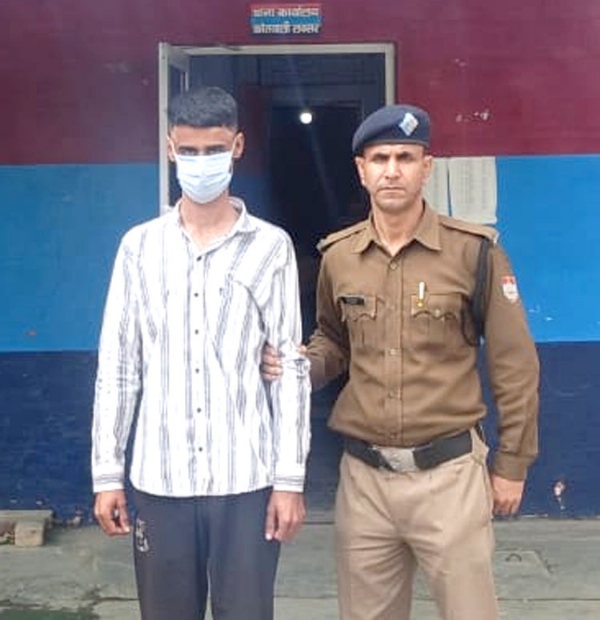 पुलिस गिरफ्त में आरोपित