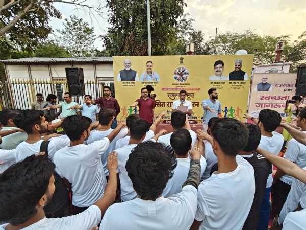 अलवर. शपथ दिलाते अधिकारी।