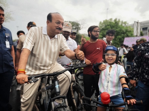 कनॉट प्लेस में ‘संडेज़ ऑन साइकिल्स’ फिटनेस कार्यक्रम में विशेष अतिथि के रूप में भाग लेते दिल्ली के शिक्षा मंत्री आशीष सूद