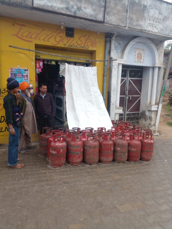 खाली पड़े सिलेंडर। खाली पड़े सिलेंडर।