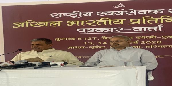 पत्रकार वार्ता को संबोधित करते संघ के सरकार्यवाह दत्तात्रेय होसबाले एवं अखिल भारतीय प्रचार प्रमुख सुनील आंबेकर