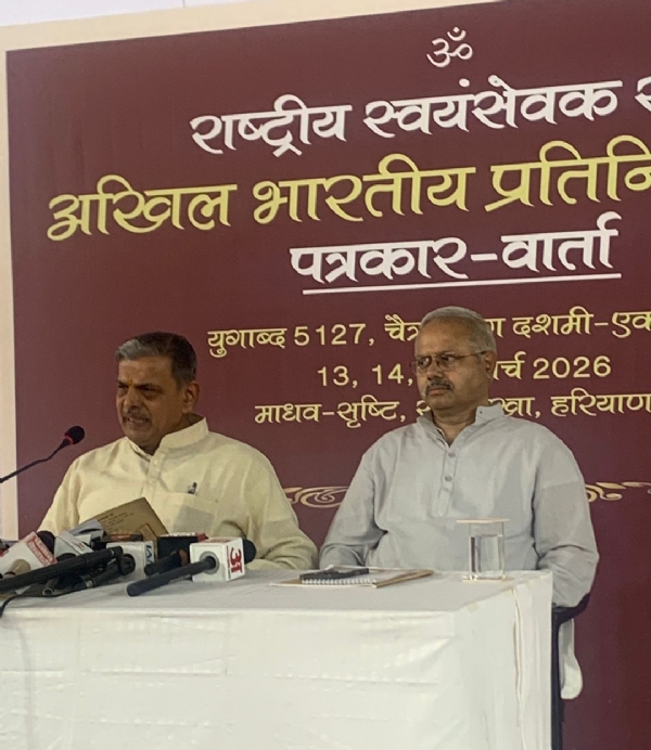 पत्रकार वार्ता को संबोधित करते संघ के सरकार्यवाह दत्तात्रेय होसबाले एवं अखिल भारतीय प्रचार प्रमुख सुनील आंबेकर