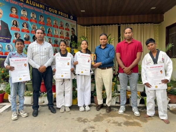 विद्यार्थियों को प्रमाण-पत्र प्रदान करते प्रधानाचार्य, शिक्षक व कोच।