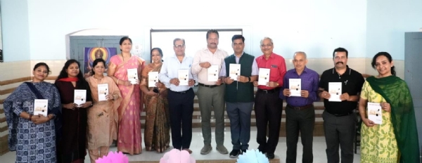 हिन्दू कालेज में प्रो. आनंद के काव्य-संग्रह “कोरा कागज़ सजाता हूँ द्वितीय का भव्य लोकार्पण होता हुआ