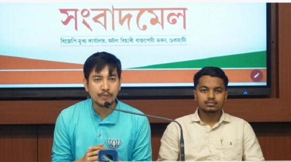 असम प्रदेश भाजपा मुख्यालय में संवाददाता सम्मेलन को संबोधित करते प्रदेश प्रवक्ता