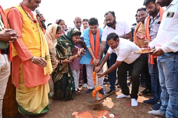 नवापारा-सकरी-सतभांवा मार्ग निर्माण कार्य का पूजा-अर्चना कर भूमिपूजन
