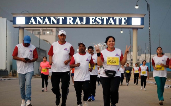 गुरुग्राम में फिटनेस को बढ़ावा देने के लिए आयोजित रनाथॉन 2026 में भाग लेते लोग।