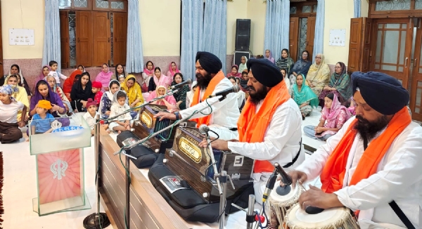 गुरुद्वारे में शबद कीर्तन करते हुए गुरुद्वारे में शबद कीर्तन करते हुए