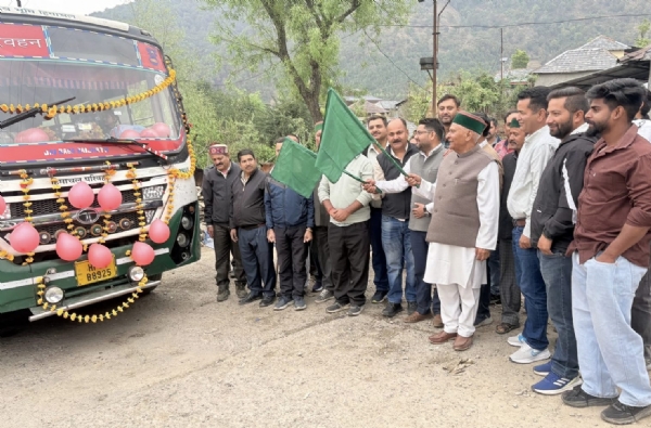 बस सेवा को हरी झंडी दिखाकर रवाना करते हुए विधायक किशोरी लाल।