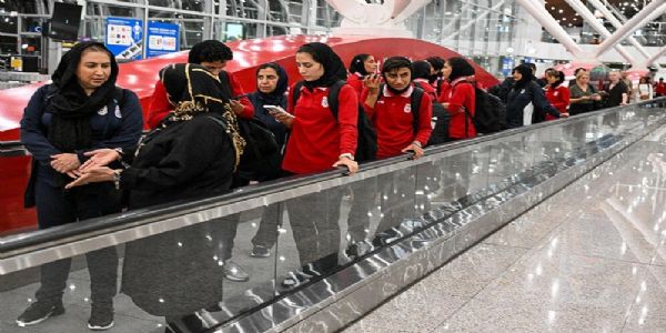 ईरान की महिला फुटबॉल टीम की सदस्य ऑस्ट्रेलिया में एशियाई कप टूर्नामेंट में हिस्सा लेने के बाद 11 मार्च को मलेशिया के सेपांग स्थित कुआलालंपुर अंतरराष्ट्रीय हवाई अड्डे पर। फोटो - इंटरनेट मीडिया