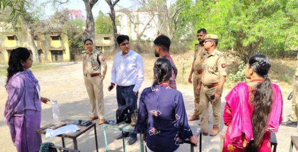 केन्द्रों पर भ्रमण करते अधिकारी