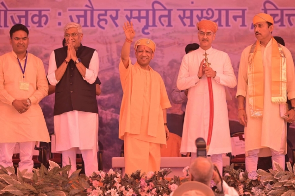 चित्तौड़गढ़ में रविवार को जौहर श्रद्धांजलि समारोह में मंच से अभिवादन करते यूपी सीएम योगी आदित्यनाथ।