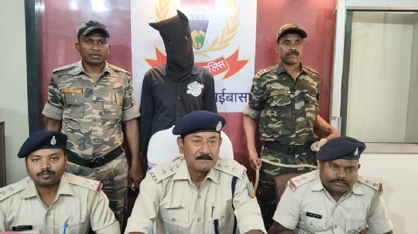 गिरफ्तार आरोपी की जानकारी देते डीएसपी तरुण कुमार