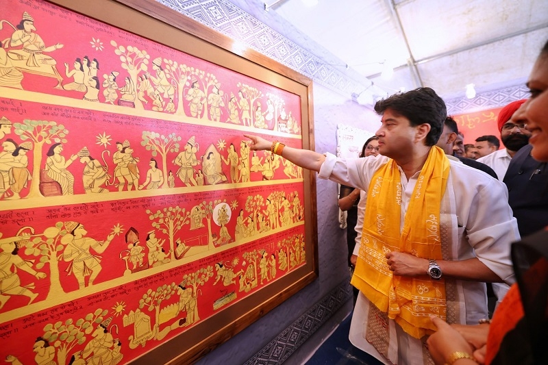 प्रदर्शनियों का अवलोकन करते हुए अतिथि