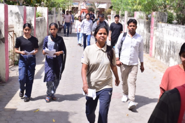 परीक्षा देकर बाहर निकलते अधिकारी