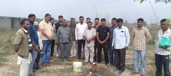 सरपंच एसोसिएशन के प्रधान निर्माण कार्य का शुभारंभ करते हुए