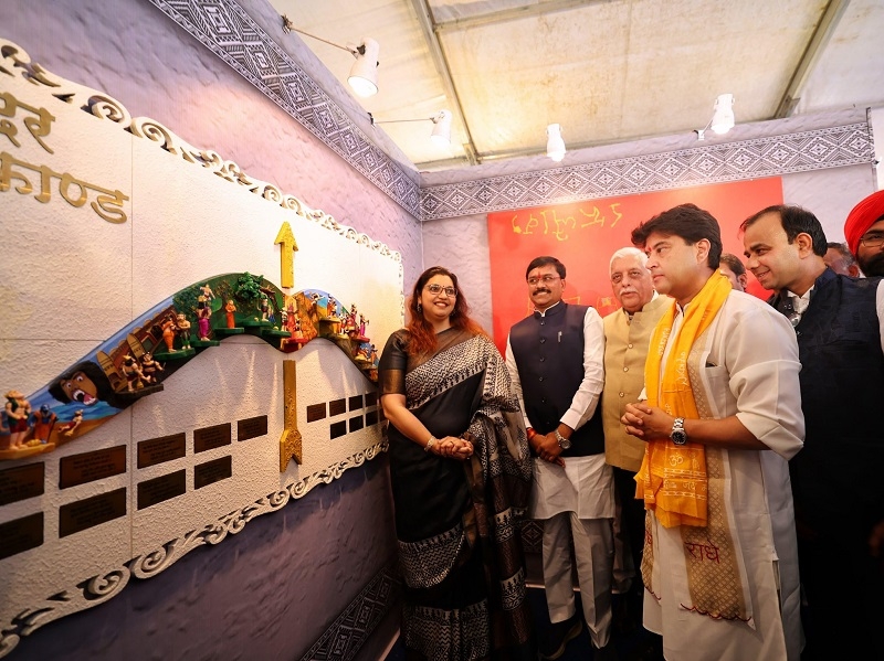 प्रदर्शनियों का अवलोकन करते हुए अतिथि