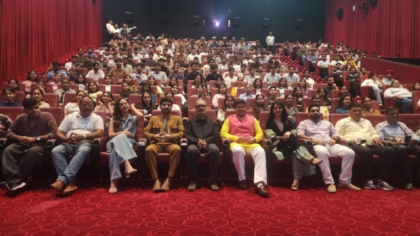 बरेली के फीनिक्स मॉल स्थित आईनॉक्स पीवीआर में फिल्म ‘ना जाने कौन आ गया’ की स्पेशल स्क्रीनिंग के दौरान मेयर डॉ. उमेश गौतम, फिल्म के कलाकार और मेकर्स।