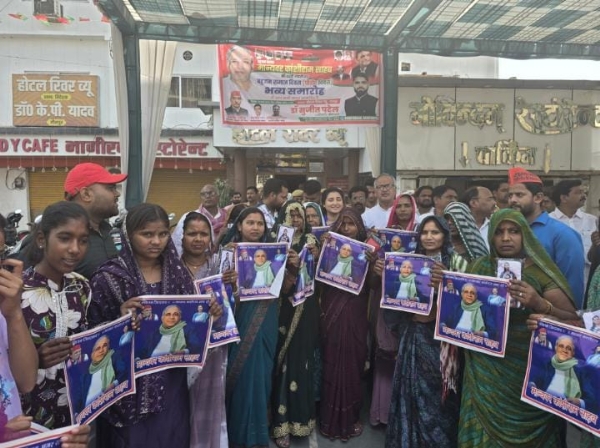 सपा विधायक डॉ रागिनी सोनकर का स्वागत करते हुए महिलाएं