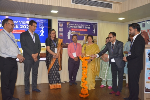 सीएल गुप्ता नेत्र संस्थान मुरादाबाद में 9वीं नेशनल लो विजन कॉन्फ्रेंस के शुभारंभ प्रदीप प्रचलित करते अतिथि वक्ता।
