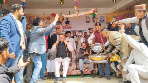 प्रदेश कांग्रेस अध्यक्ष व् स्थानीय विधायक विनय कुमार को सिक्कों से तोल कर  किया धन्यवाद